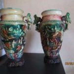 Vases antiques décoré avec des chinoiseries de couleur verts et rose et jaune