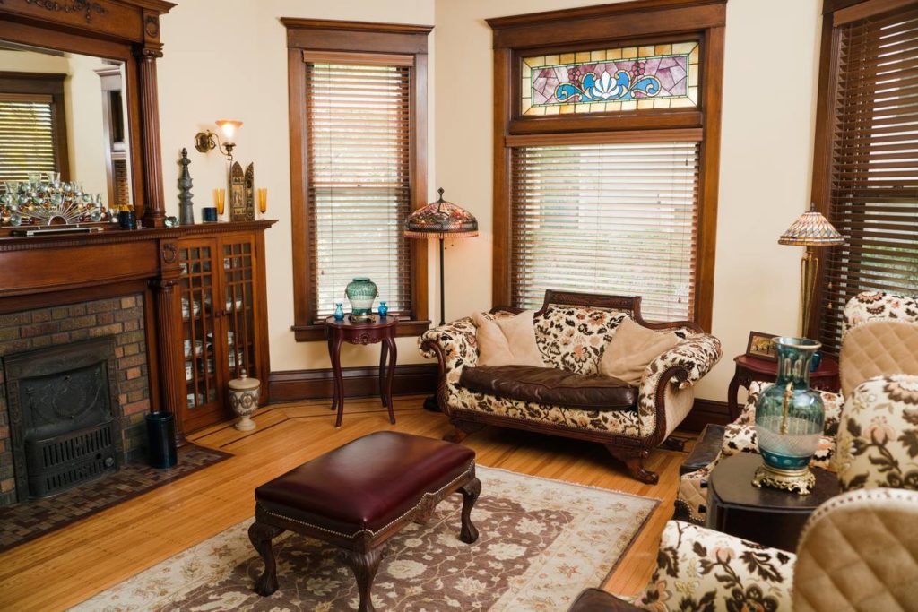 salon décoré avec des meubles anciens, vintage